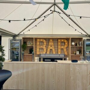 Houten barombouw met achterkast en koeling