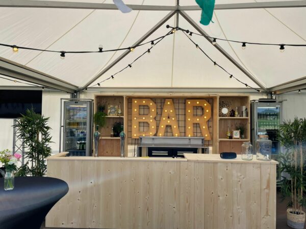 Houten barombouw met achterkast en koeling